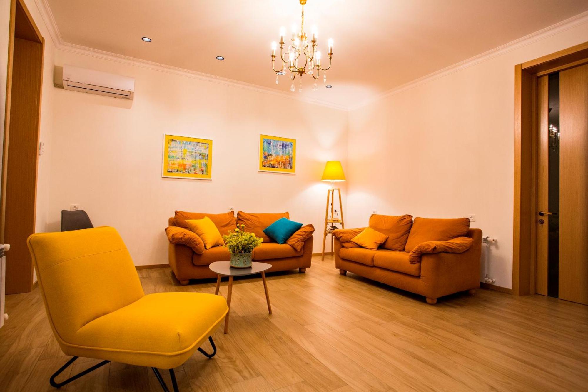 Yellow Apartment In Avlabari Tbilisi Eksteriør billede