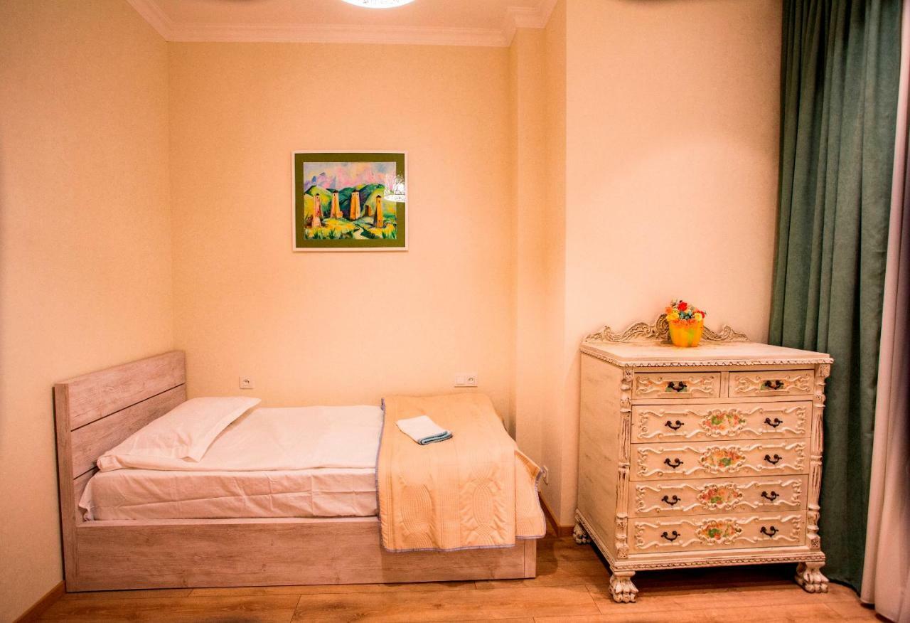 Yellow Apartment In Avlabari Tbilisi Eksteriør billede