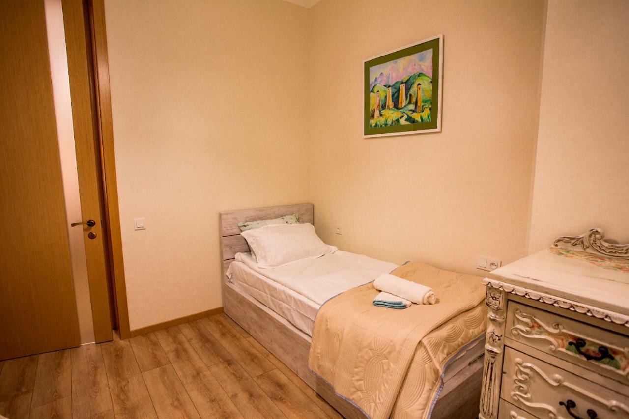 Yellow Apartment In Avlabari Tbilisi Eksteriør billede