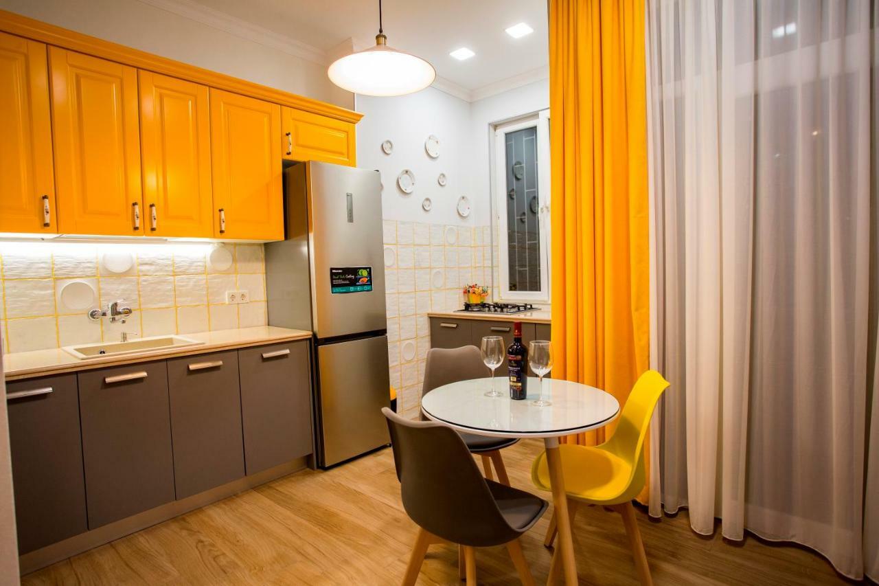 Yellow Apartment In Avlabari Tbilisi Eksteriør billede